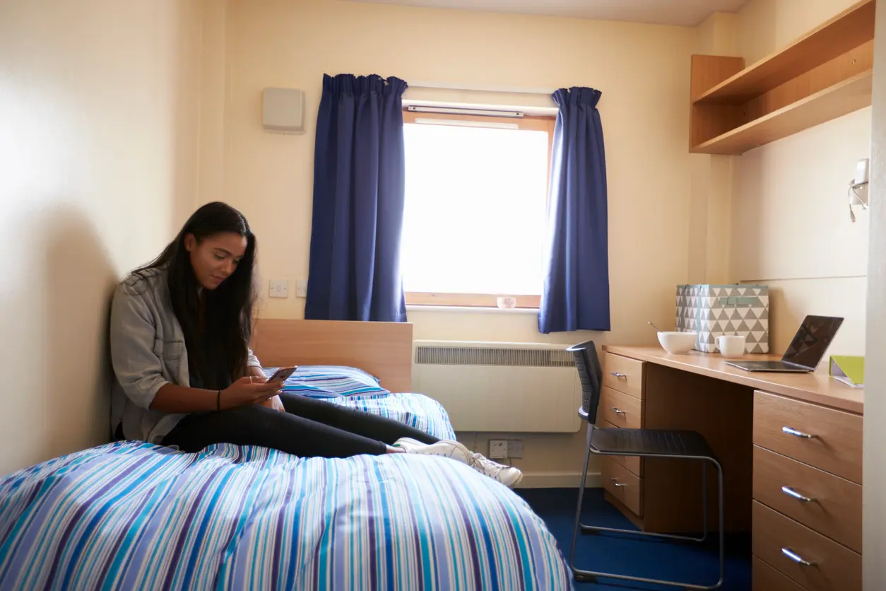 Une étudiante qui vit sereinement dans son logement étudiant,car elle a un garant.