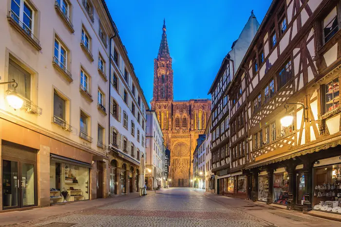 Vue sur une rue de Strasbourg, mettant en avant le type de bâtiment idéal pour investir en résidence étudiante à Strasbourg