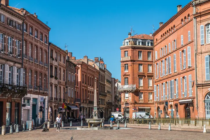 Image de la ville de Toulouse, montrant la beauté de la ville sous un jour ensoleillé. L'image met en valeur l'ambiance qui règne dans le quartier étudiant, idéal si l'on veut investir dans une résidence étudiante à Toulouse.