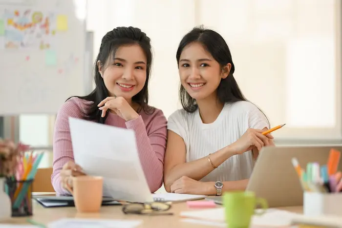 Une jeune étudiante et sa mère recherchent un logement étudiant sur internet. Des précautions sont à prendre pour éviter de se faire arnaquer dans la recherche d'appartement étudiant.