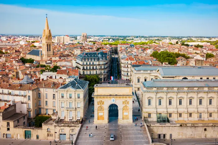 Vue aérienne sur la ville de Montpellier, mettant en valeur les opportunités pour investir dans une résidence étudiante à Montpellier