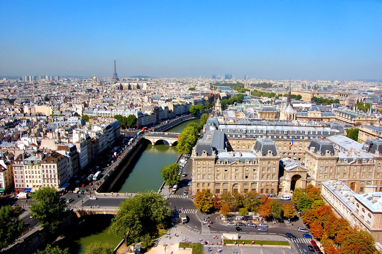 Vue aérienne sur la ville de Paris. La Seine, la Tour Eiffel et les bâtiments parisiens sont mis en valeur sur l'image. Elle met également en valeur l'attrait de la ville pour les étudiants à la recherche d'une résidence étudiante à Paris 18