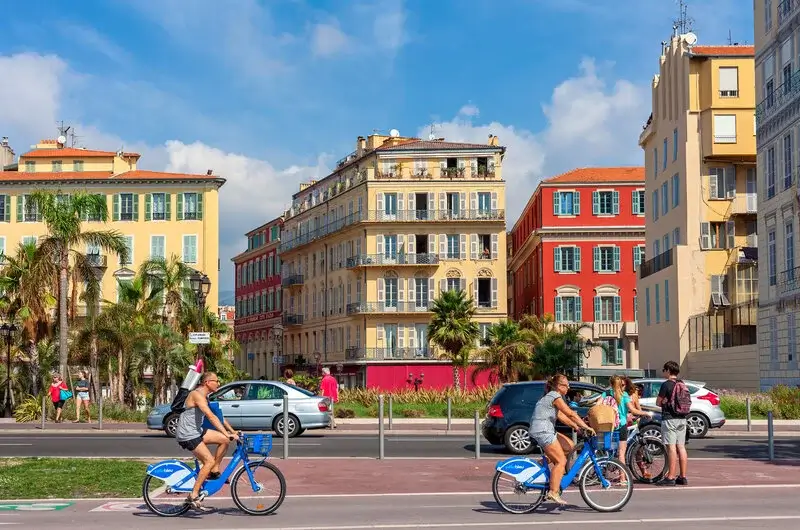 Ville de Nice, avec vue sur la rue et les bâtiments de la ville. Le charme de la ville attire les étudiants, nombreux à vouloir se loger à Nice