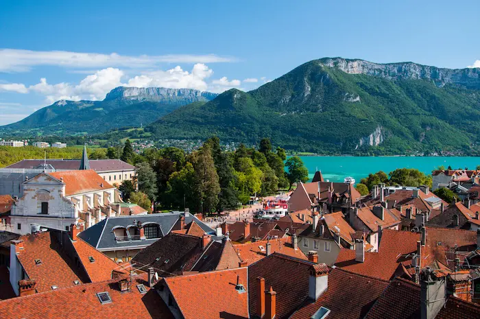 Vue sur la charmante ville d'Annecy et son lac. L'image explique l'attrait de la ville, la colocation à Annecy étant très recherchée.