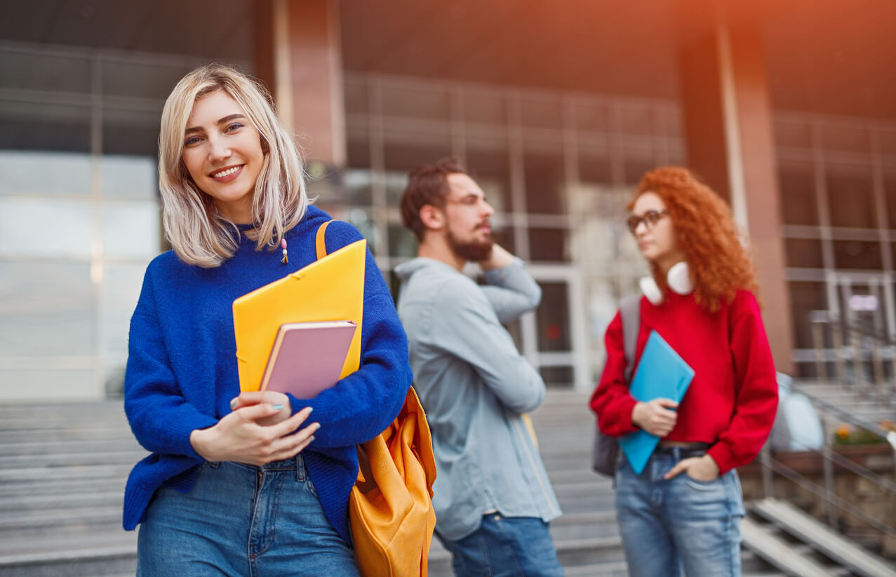 Des étudiants à l'université, heureux d'être installés dans une résidence étudiante à Nice