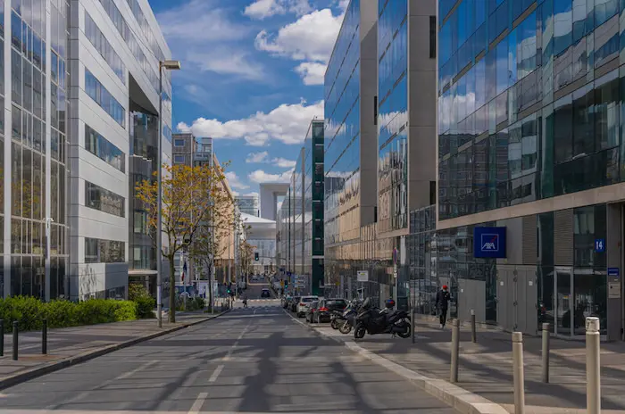 Vue sur la ville de Nanterre, mettant en valeur l'innovation et le calme qui règne dans cette ville où de nombreux logements étudiants à Nanterre sont disponibles