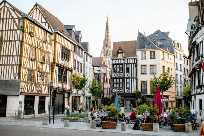 Image de la ville de Rouen, vue sur les bâtiments colorés avec logement étudiant à Rouen