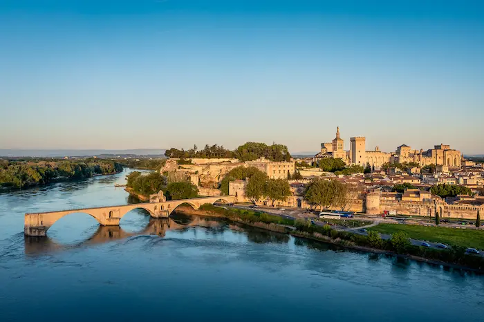 Photo de la ville d'Avignon, mettant en beauté la beauté de cette ville connue pour son campus fréquenté par les jeunes installés dans les logements en résidence étudiante à Avignon.