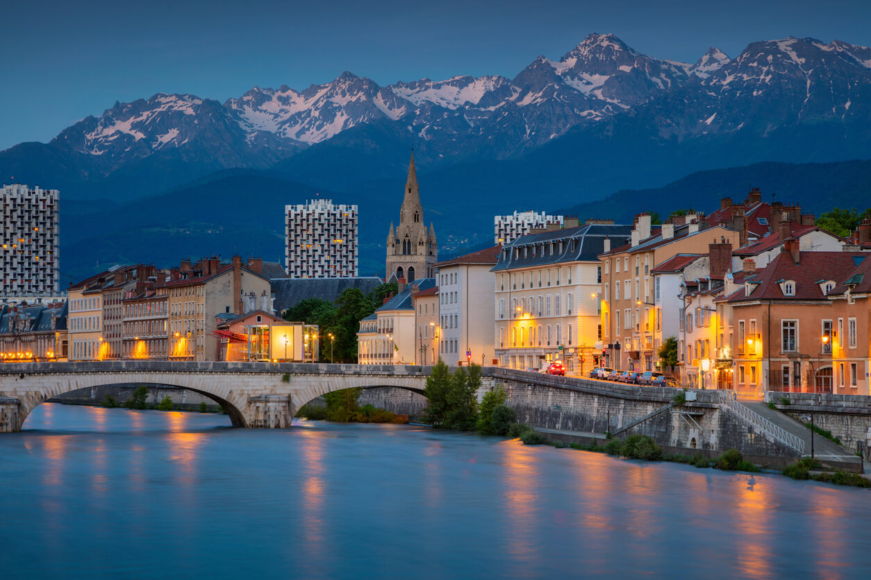 Vue sur la belle ville de Grenoble en hiver. La photo met en avant la beauté de la ville. Des milliers d'étudiants sont à la recherche de résidence étudiante à Grenoble chaque année.