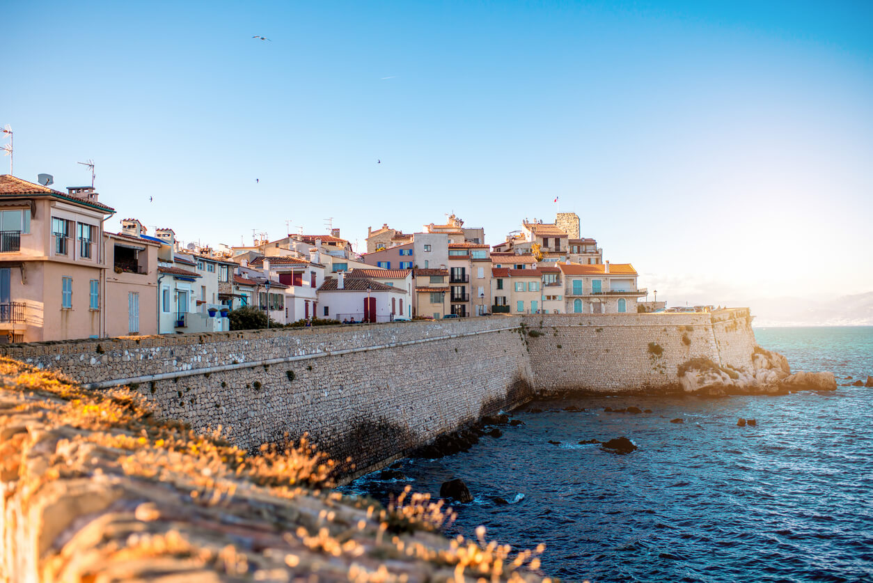 Vue sur la ville d'Antibes, mettant en avant la beauté de la ville et de résidence étudiante à Antibes donnant vue sur la mer. 