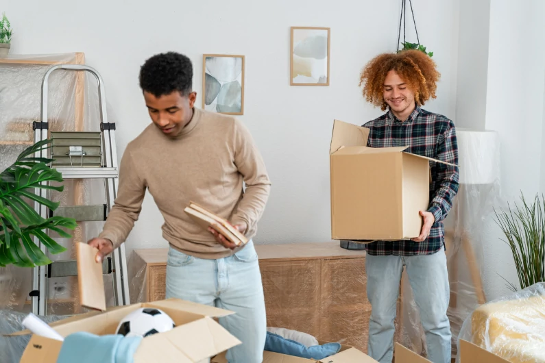 résidence étudiante à Nantes : deux étudiants viennent d'emménager dans un logement. Ils sont en colocation et partagent les charges liés à l'habitation. Il s'agit d'une résidence privée.