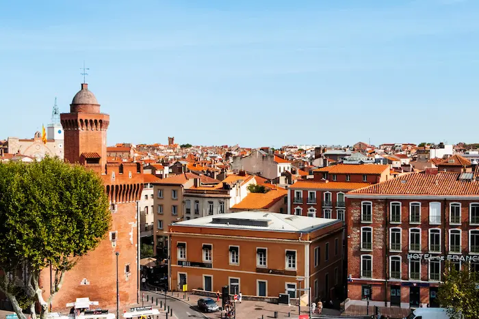 Vieux ville de Perpignan, un endroit de charme dans lequel les étudiants aiment se balader. La colocation à Perpignan est disponible à proximité de cette place.