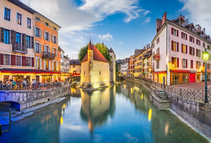 Au coeur de la ville d'Annecy, avec vue sur son quartier charmant et le fleuve Le Thiou. L'image met en valeur la beauté de cette ville conviviale. La colocation à Annecy est l'un des types de location les plus recherchés.