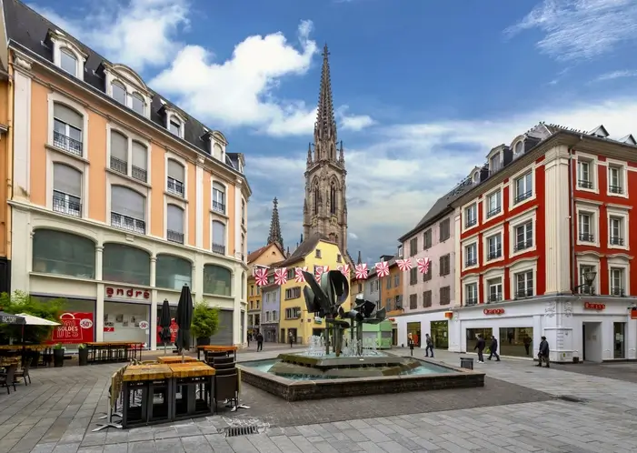 Photo de la ville de Mulhouse, avec vue sur les bâtiments qui font la renommée de la colocation à Mulhouse.