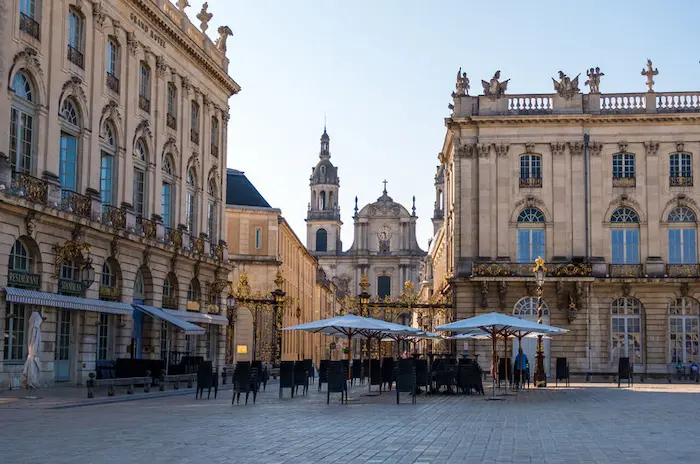 Photo de bâtiments dans la ville de Nancy, une ville étudiante réputée. Le nombre d'étudiants à la recherche de colocation à Nancy témoigne de son attrait.