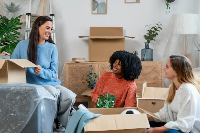 Trois étudiantes viennent d'emménager et se rencontrent dans leur nouveau logement en résidence universitaire à Bordeaux