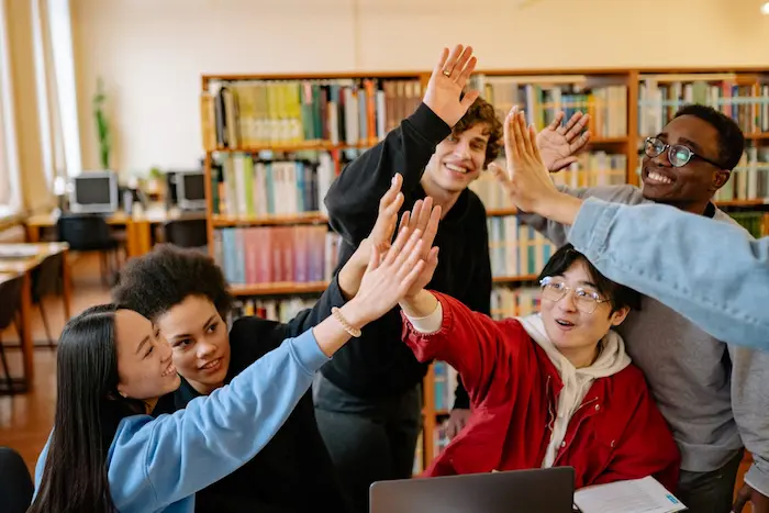 Photos d'étudiants de différentes origines ethniques dans une bibliothèque. Cette photo montre la cohésion et la convivialité dans le cadre d'une colocation à Bordeaux.