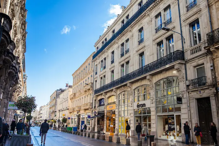 Photo d'une rue marchande dans la ville d'Avignon. L'image met en avant l'attrait de la ville, la résidence étudiante à Avignon étant très recherchée.