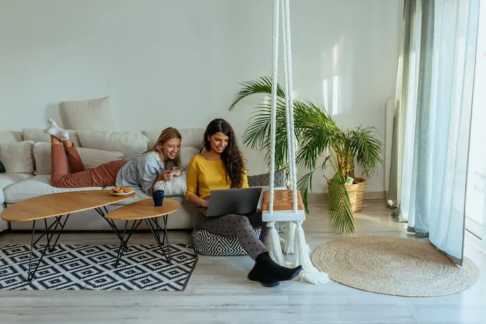 Des étudiants assis dans leur location studio Lyon 3, un espace cosy et moderne pour les jeunes