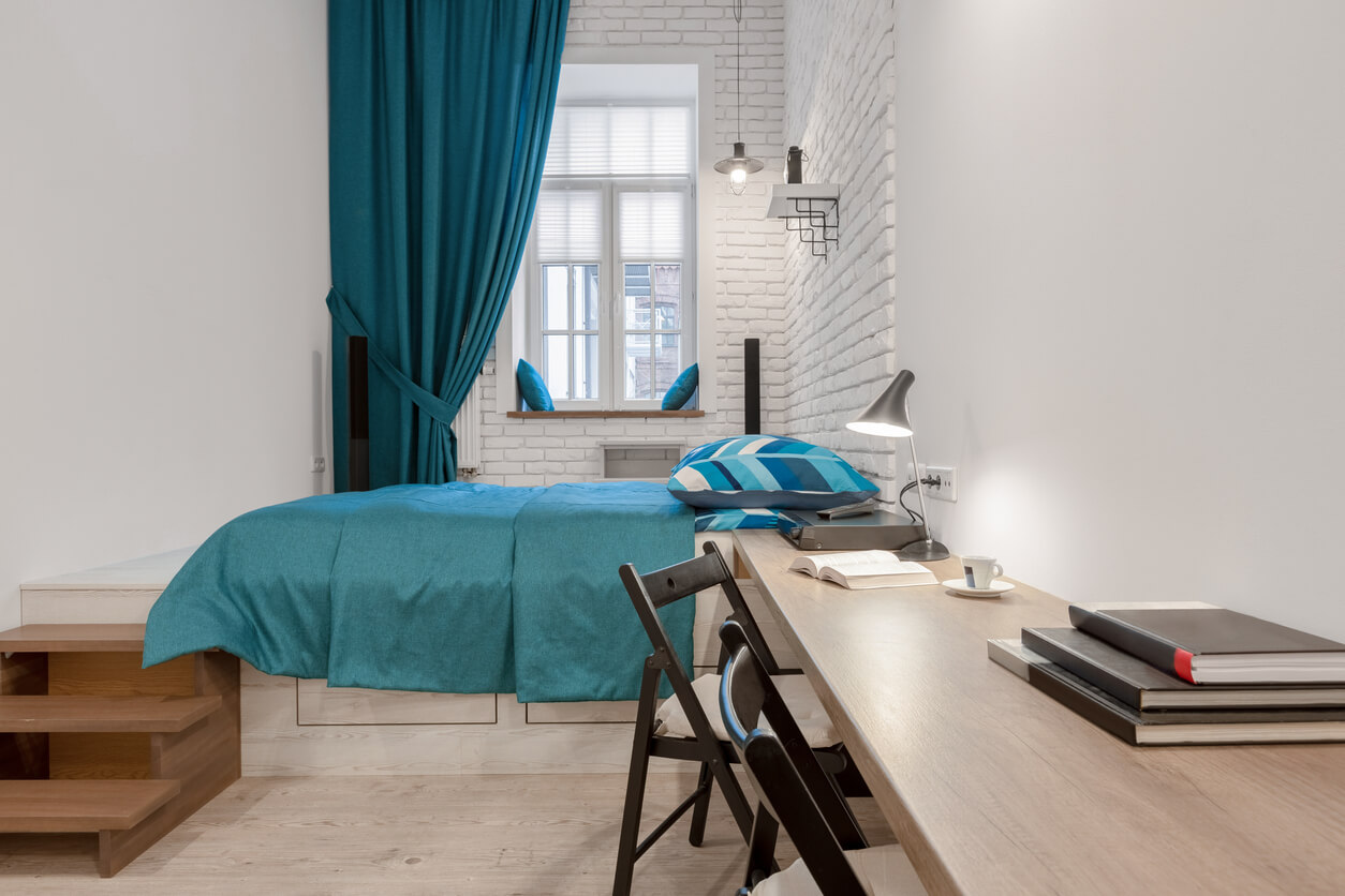 L'intérieur d'un appartement étudiant dans une résidence étudiante à Paris 13. L'image met en valeur une chambre moderne, avec un lit et un bureau.