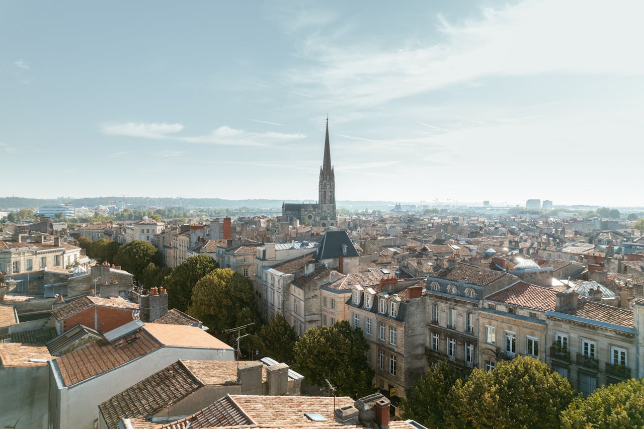 Vue sur la ville de Bordeaux, mettant en avant la splendeur de la métropole bordelaise. L'on y voit des bâtiments, des monuments de la ville et des résidences disponibles en colocation à Bordeaux.