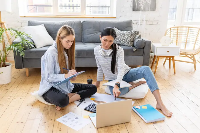 Etudiantes en colocation à Toulon, montrant les atouts de ce type de location de logement étudiant.