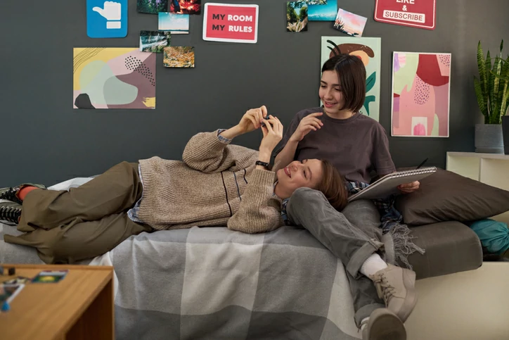 appartement étudiant à Nantes : des étudiantes en temps de repos discutent