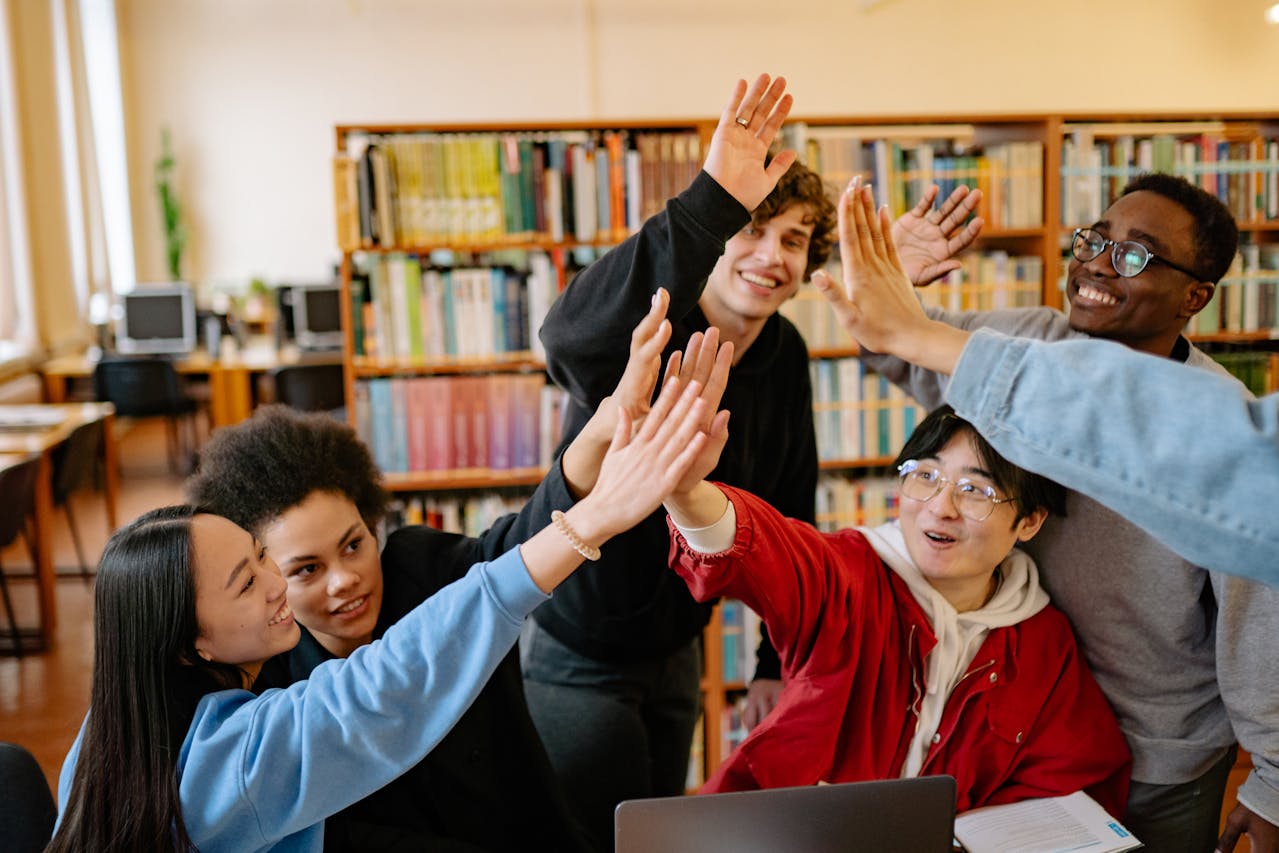 Photos d'étudiants de différentes origines ethniques dans une bibliothèque. Cette photo montre la cohésion et la convivialité dans le cadre d'une colocation à Bordeaux.