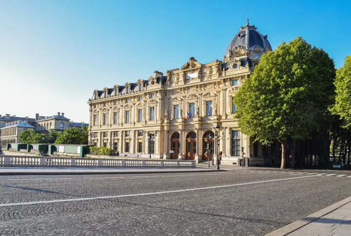 Photo d'une rue de Bordeaux, avec un beau bâtiment et des arbres, mettant en valeur la splendeur de la ville et la tranquillité de l'appartement étudiant à Bordeaux