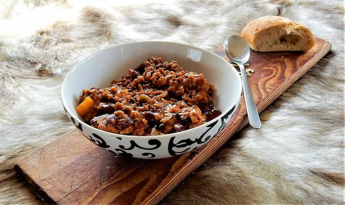 Un plat chili con carne avec du pain pour les étudiants
