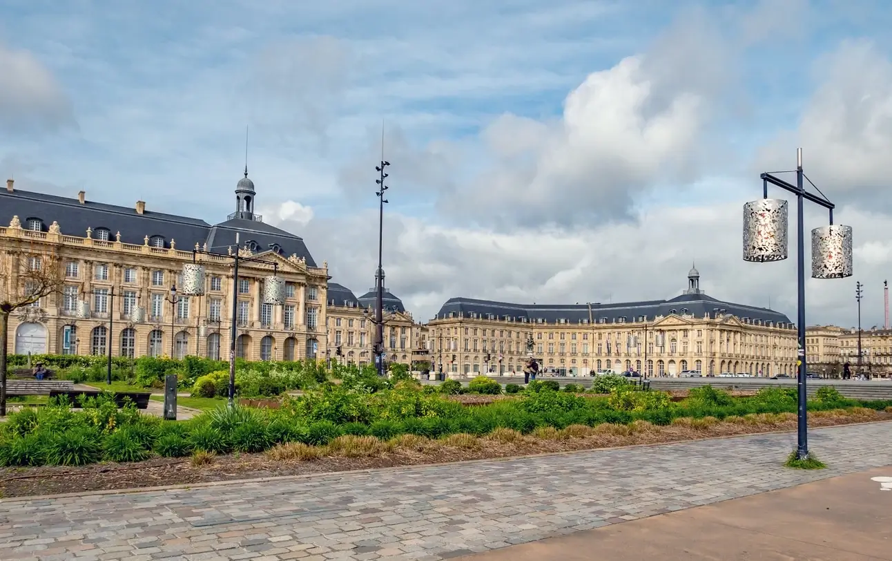 Vue sur la ville de Bordeaux, mettant en valeur la qualité de la vie dans la ville bordelaise. Des étudiants sont convaincus et cherchent à se loger à Bordeaux