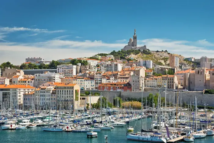 Vue sur la ville de Marseille, un endroit charmant qui séduit des étudiants chaque année. La colocation à Marseille est recherchée dans cette ville.