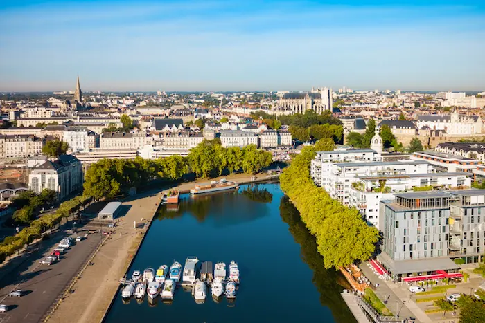 Vue sur la ville de Nantes, mettant en valeur la beauté de la ville et des bâtiments où le logement étudiant à Nantes est disponible