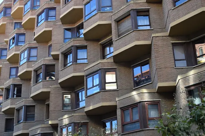 résidence universitaire à Grenoble : une vue extérieure de l'immeuble où réside les étudiants. Vie universitaire. Résidence et logement pour étudiant.