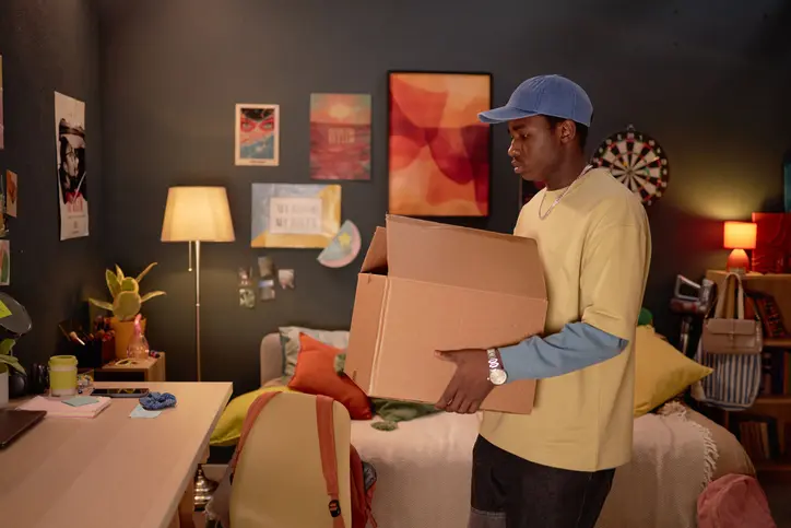 Un étudiant emménage dans son nouveau logement, un appartement étudiant à Bayonne