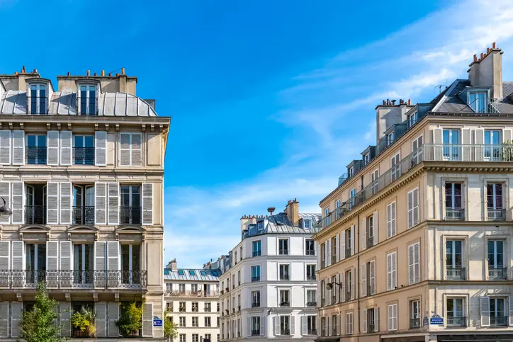 Vue sur la ville parisienne, mettant en avant la beauté de ses différents secteurs qui abritent des logements étudiants Paris 19