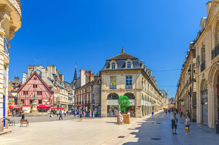 Vue sur la ville de Dijon, dans un quartier vivant et charmant où le logement étudiant Dijon est disponible
