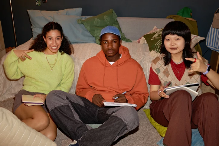 Résidence étudiante à Limoges : l'entraide est au coeur de la vie estudiantine au campus. Ces étudiantes sont en train d'échanger sur un sujet.