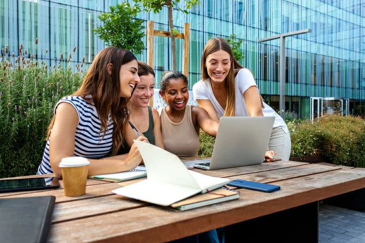 résidence étudiante à Lille : des étudiantes discutent et partagent connaissance dans le campus.