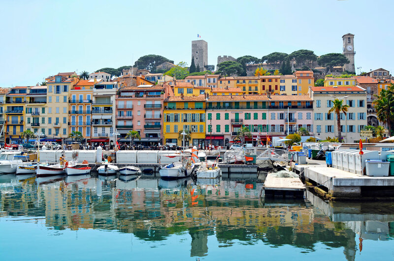 Photo de la ville de Cannes, avec vue sur son Vieux-Port et les bâtiments donnant sur la mer, l'un des endroits appréciés par les jeunes qui veulent faire une colocation à Cannes.