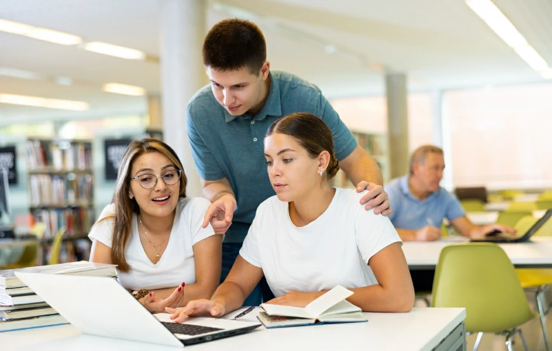 résidence étudiante à Clermont-Ferrand : des étudiants se concertent sur un problème posé par le professeur en cours. Entraide entre jeune dans un espace de travail..