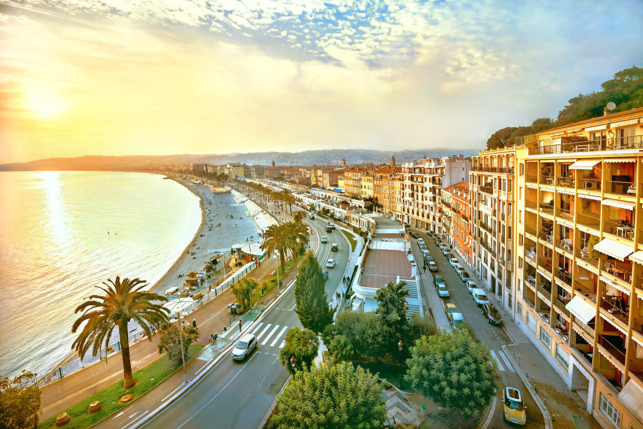 Vue sur la ville de Nice, sur la célèbre place Promenade des Anglais, l'un des lieux idéaux pour chercher une résidence étudiante à Nice