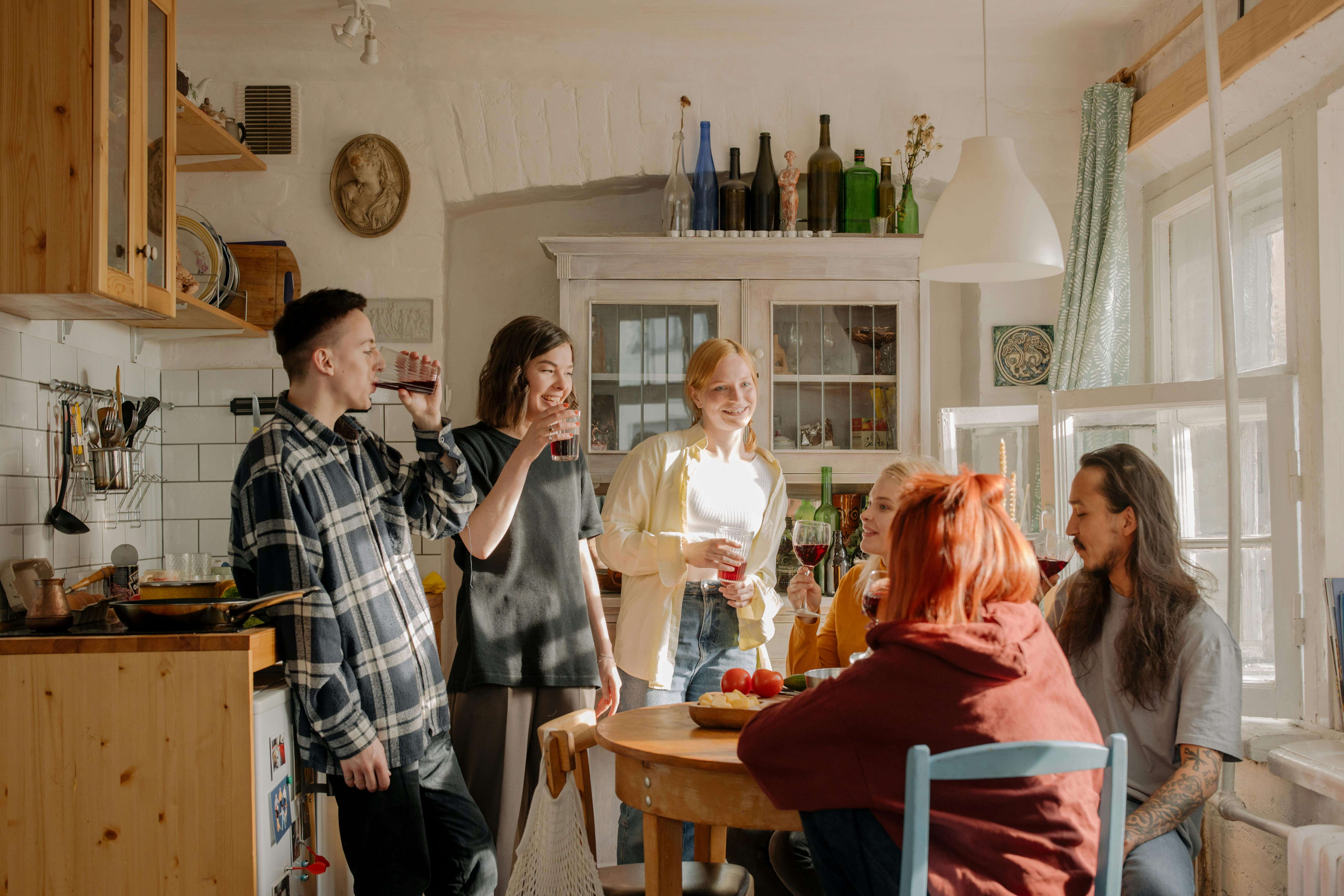 Des étudiants qui vivent en colocation partagent un moment convivial