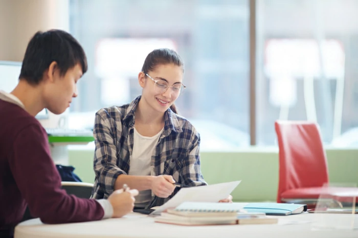 résidence étudiante à Issy-les-Moulineaux : étudier et se faire des amis, c'est possible à l'université.