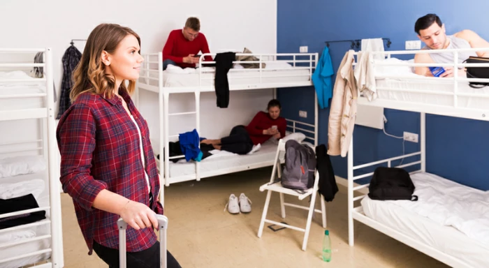 résidence étudiante à Nancy : une étudiante découvre un dortoir dans une résidence étudiante.