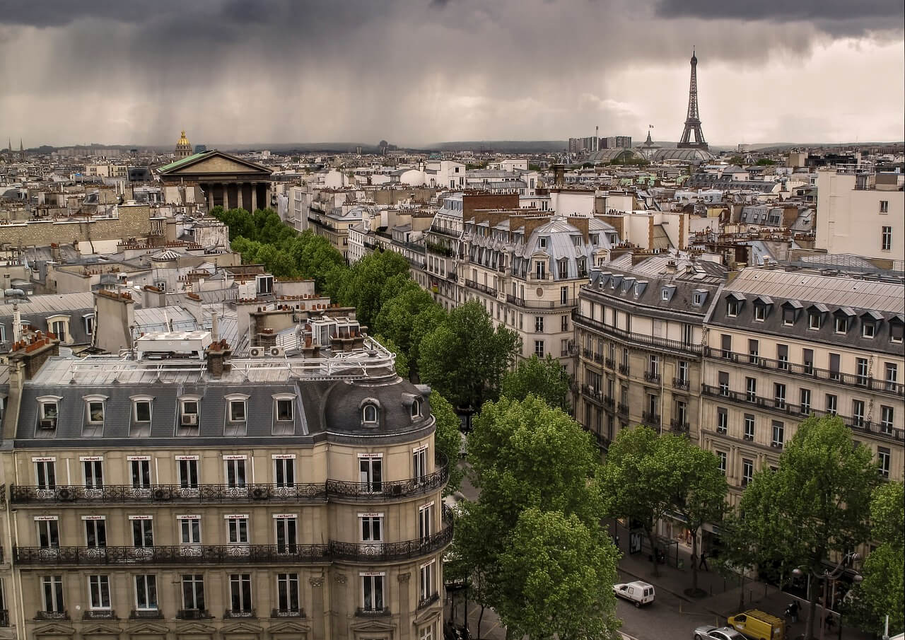 Vue sur la ville parisienne, mettant en avant la beauté de ses différents secteurs qui abritent des logements étudiants Paris 19