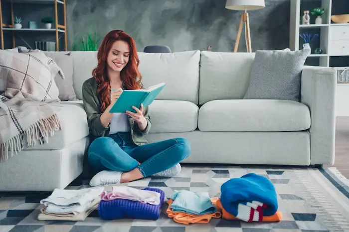 Une étudiante assise dans le salon de l'appartement acheté par ses parents