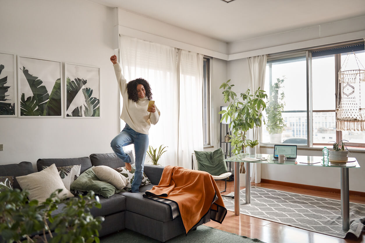 Une jeune étudiante dans son appartement loué en colocation à Grenoble. 