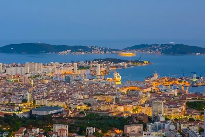 Vue sur la ville de Toulon, idéale pour les étudiants. La colocation à Toulon est d'ailleurs très recherchée.