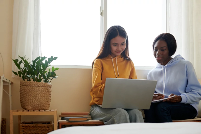 colocation à La Rochelle : une étudiante révise avec une colocataire.